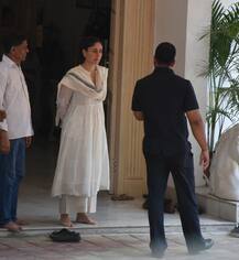 दादी कृष्णा राज कपूर के अंतिम दर्शन करने पहुंचीं करीना-करिश्मा, बेहद इमोशनल नजर आईं