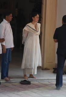 दादी कृष्णा राज कपूर के अंतिम दर्शन करने पहुंचीं करीना-करिश्मा, बेहद इमोशनल नजर आईं