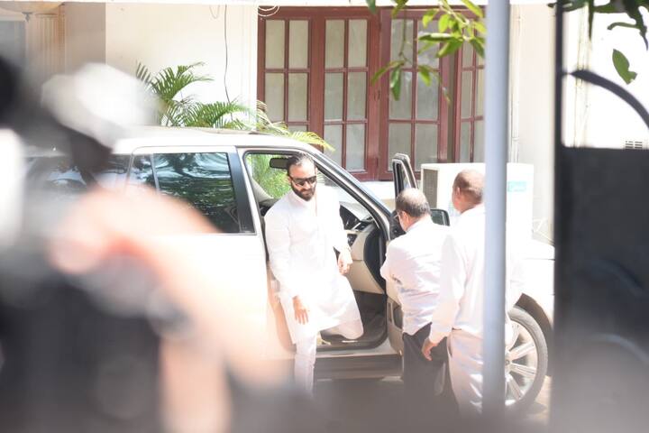 इस दौरान करीना कपूर खान के पति और अभिनेता सैफ अली खान भी करीना के परिवार के साथ नजर आए. (तस्वीर: मानव मंगलानी)