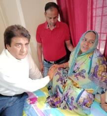 विवेक तिवारी हत्याकांड: परिजनों से मिले राज बब्बर, कहा- योगी हैं असली गुनहगार