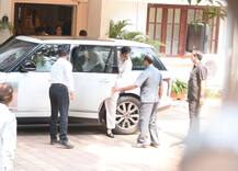 दादी के निधन से सदमे में करीना, घर पर गले लगाकर दुख बांटते नज़र आए अमिताभ बच्चन