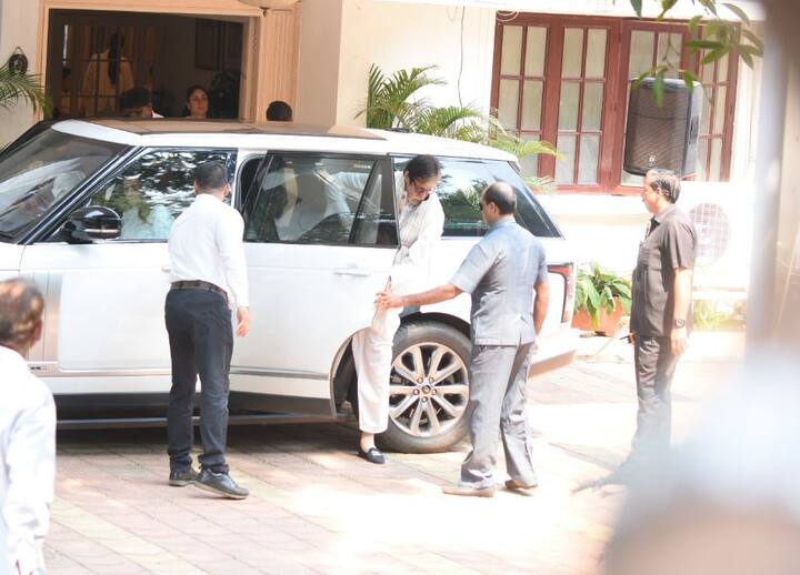 आज तड़के करीब 5 बजे उन्होंने अंतिम सांस ली. उनके निधन की खबर मिलने के बाद परिवार के साथ-साथ सिनेमा जगत के लोगों का भी आना शुरू हो गया है. महानायक अमिताभ बच्चन भी इस दुख की घड़ी में कपूर परिवार को सांत्वना देने पहुंचे. (तस्वीर: मानव मंगलानी)