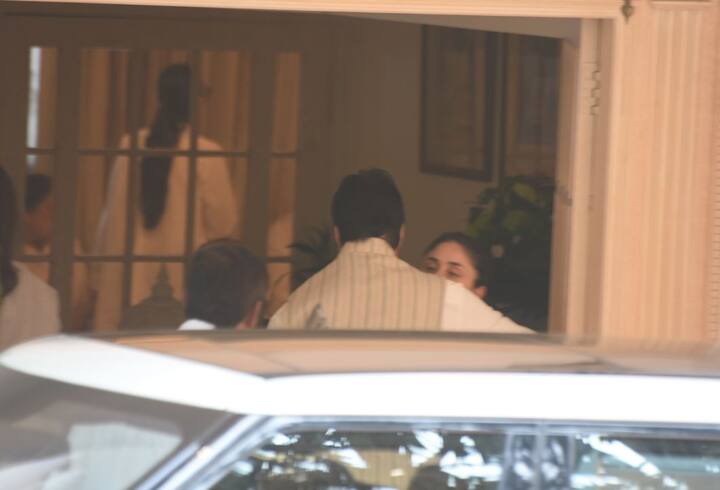 बिग बी गाड़ी से उतरते ही करीना कपूर खान को गले लगाकर उनका दुख बांटते नज़र आए हैं. (तस्वीर: मानव मंगलानी)