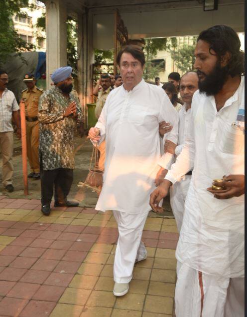 कृष्णा राज कपूर के बेटे रंधीर कपूर ने अंतिम संस्कार की सारी रस्में निभाईं.