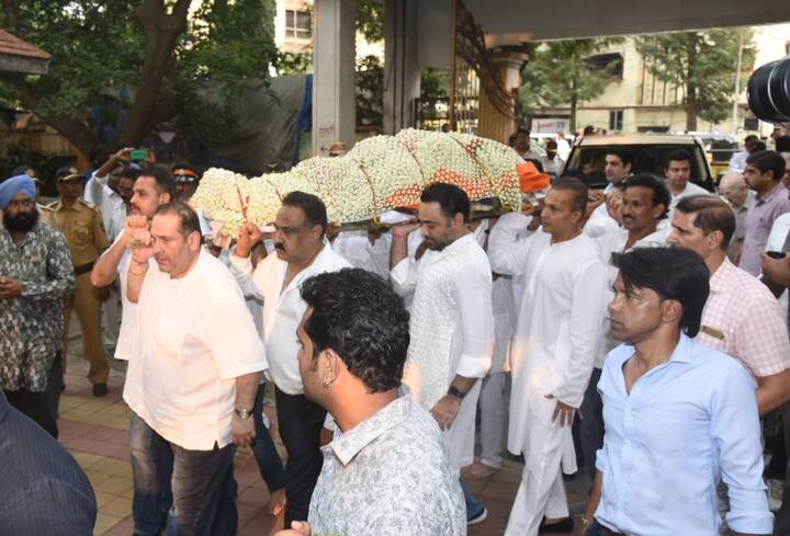 कृष्णा राज कपूर की अंतिम यात्रा सोमवार शाम उनके बंगले से शुरू हुई. उनके कंधा देने के लिए पूरा कपूर खानदान मौजूद था.