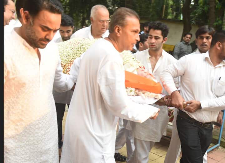 कृष्णा राज कपूर को अंतिम विदाई देने अनिल अंबानी भी पहुंचे. उन्होंने कंधा भी दिया.
