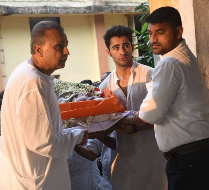 आदर जैन भी उनकी मौत से काफी दुखी हैं. उनकी आंखों में आंसू थमने का नाम नहीं ले रहे थे.