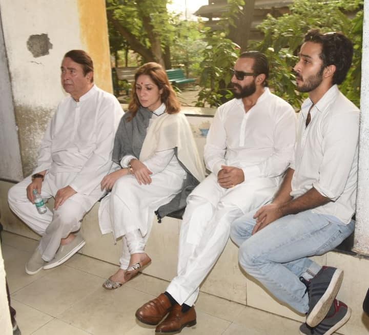 सैफ अली खान सहित बॉलीवुड के सभी दिग्गज सितारे इस दुख की घड़ी में कपूर परिवार का साथ देने पहुंचे.