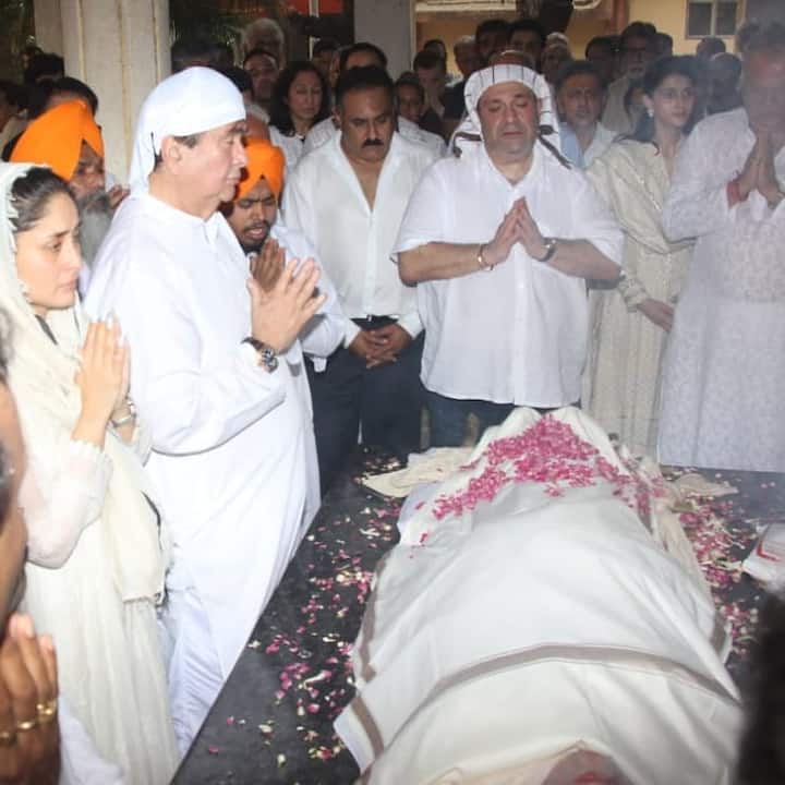 अंतिम संस्कार के दौरान की ये तस्वीरें देखने को मिली हैं.