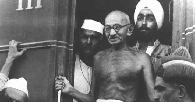 Gandhi Jayanti: Why Was Mahatma Gandhi Thrown Out Of The Train In Africa | अफ्रीका में ट्रेन से धक्के मारकर बापू को क्यों बाहर निकाला गया