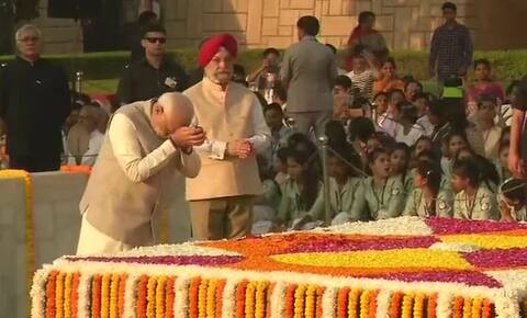 देश मना रहा है बापू की 150वीं जयंती, पीएम मोदी ने राजघाट पर दी श्रद्धांजलि देश मना रहा है बापू की 150वीं जयंती, पीएम मोदी ने राजघाट पर दी श्रद्धांजलि