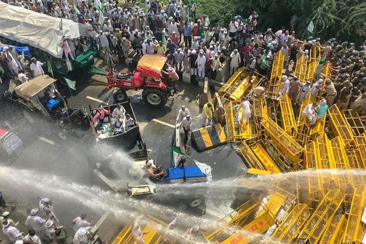 Akhilesh Yadav Arvind Kejriwal And Congress Attacks PM Modi and BJP over Kisan Kranti Padyatra stopped at Delhi UP border आंसू गैस के गोले छोड़े जाने पर कांग्रेस ने कहा- मोदी सरकार किसानों के साथ अंग्रेजों की तरह व्यवहार कर रही है