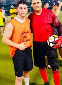 चैरिटी के लिए बॉलीवुड स्टार्स के साथ फुटबॉल खेलते नजर आएं निक जोनास, देखिए तस्वीरें