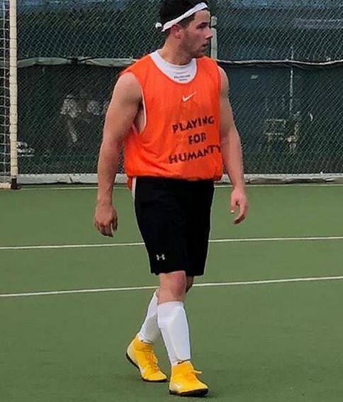 निक जोनास के साथ स्टार्स प्लेयर सभी वैरिटी के लिए फुटबॉल गेम खेल रहे हैं. निक की टी-शर्ट पर भी इसका मैसेज साफ लिखा हुआ है कि प्लेइंग फॉर हृयूमैनिटी. फोटोः इंस्टाग्राम 