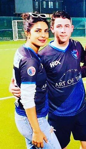 इन तस्वीरों के साथ ही प्रियंका चोपड़ा ने निक के मैदान में चलते हुए स्लोमो वीडियो भी पोस्ट किया हैं. फोटोः इंस्टाग्राम 