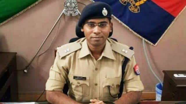 60 मिनट की पूछताछ में IPS सुरेन्द्र दास की पत्नी ने नहीं दिया एक भी सवाल का जवाब, दोबारा लिए जाएंगे बयान IPS Surendra Das's wife Raveena did not answer a single question in a conversation with SP Sanjeev Suman 60 मिनट की पूछताछ में IPS सुरेन्द्र दास की पत्नी ने नहीं दिया एक भी सवाल का जवाब, दोबारा लिए जाएंगे बयान