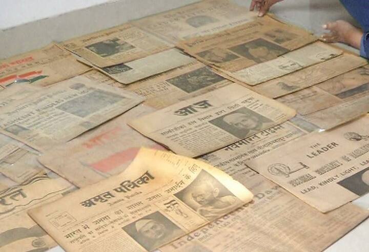 बापू का यह फैन राष्ट्रपिता से जुड़ी इन्हीं सामाग्रियों के ज़रिये उनके विचारों व संदेशों से युवाओं को रूबरू कराने की कोशिश कर रहा है. इलाहाबाद में रहने वाले बापू के इस अनूठे फैन का नाम इंजीनियर सुधीर गुप्ता है. सुधीर इलाहाबाद स्टेट युनिवर्सिटी से जुड़े एक डिग्री कॉलेज में प्रोफ़ेसर हैं और वहां इंजीनियरिंग के स्टूडेंट्स को पढ़ाते हैं.