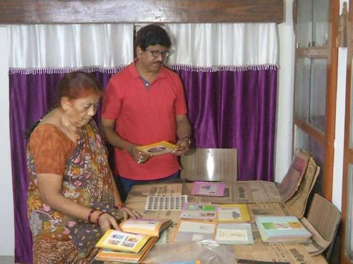 संगम के शहर इलाहाबाद में राष्ट्रपिता महात्मा गांधी का एक ऐसा अनूठा फैन हैं, जिसके पास बापू से जुडी तमाम स्मृतियां मौजूद हैं. देश की आज़ादी के लिए होने वाले संग्राम से लेकर बापू की हत्या और मौजूदा समय में बापू पर होने वाले बड़े आयोजनों की खबरें जिन अखबारों और मैग्जींस में प्रकाशित हो रहीं हैं, उनकी कापियों से लेकर बापू पर अब तक देश में जारी सभी डाक टिकटों, अलग-अलग करेंसियों और गांधी से जुड़े तमाम दस्तावेज राष्ट्रपिता के इस अनूठे फैन के छोटे से म्यूजियम में मौजूद हैं.