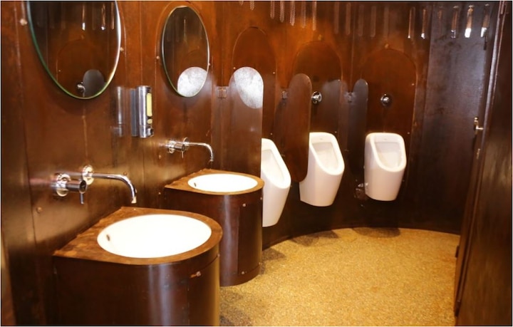 toilet on Mumbai's famous Marine Drive of Rs 9 million मुंबई के मशहूर मरीन ड्राइव पर बना 90 लाख रूपये का शौचालय