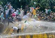 तस्वीरें: मांगे मनवाने के लिए दिल्ली में घुस रहे किसानों पर पुलिस ने ऐसे किया प्रहार