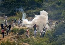 तस्वीरें: मांगे मनवाने के लिए दिल्ली में घुस रहे किसानों पर पुलिस ने ऐसे किया प्रहार