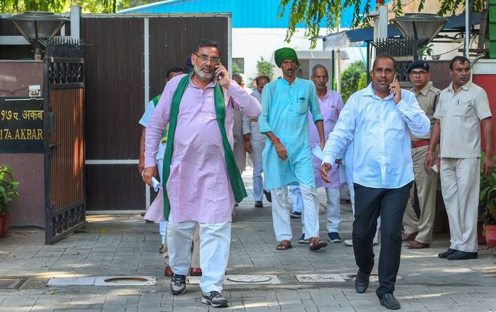 मांगों को लेकर किसान नेताओं और राजनाथ सिंह के बीच चली बैठक खत्म हो गई है. किसान संघ और सरकार के बीच सात मांगों पर सहमति बनी. अब तीन मंत्री मौके पर जाकर किसान नेताओं से मुलाकात करेंगे. केंद्रीय मंत्री गजेंद्र शेखावत, यूपी के गन्ना मंत्री सुरेश राणा और मंत्री लक्ष्मीनारायण चौधरी इसकी घोषणा करेंगे. तस्वीर: पीटीआई