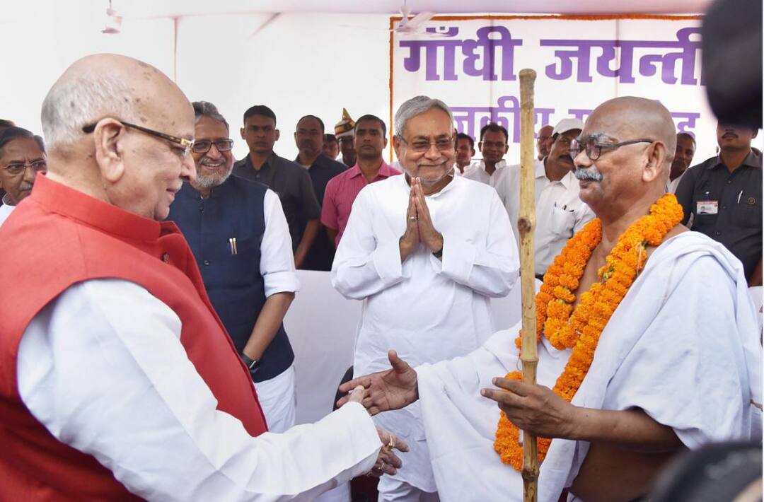 बिहार: गांधी जयंती पर सीएम नीतीश ने की पदयात्रा, कहा- समाज सुधार के लिए आंदोलन जारी है Bihar: CM Nitish Kumar holds Padayatra on Gandhi Jayanti in Patna बिहार: गांधी जयंती पर सीएम नीतीश ने की पदयात्रा, कहा- समाज सुधार के लिए आंदोलन जारी है