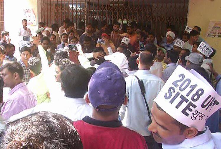 Allahabad: Thirteen lakh TET candidates are unable to apply due to server down issue सर्वर ठप्प होने से अभी तक आवेदन नहीं कर सके हैं तेरह लाख अभ्यर्थी, गांधी जयंती पर किया हंगामा