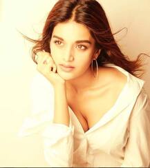 निधि अग्रवाल ने सफेद शर्ट में ढाया कहर, देखें तस्वीरें