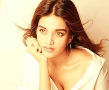 निधि अग्रवाल ने सफेद शर्ट में ढाया कहर, देखें तस्वीरें