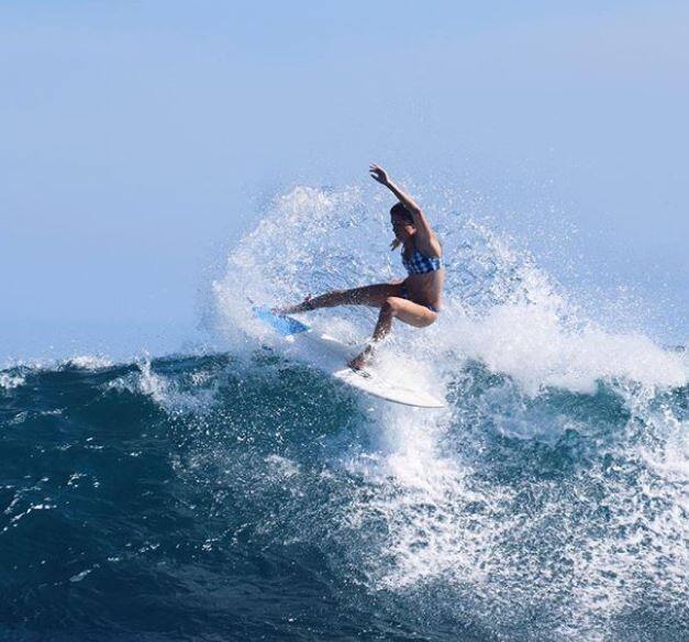 ऐश्ले अक्सर समुद्र की लहरों पर सी-सर्फिंग बोर्ड के साथ खेलती हुई दिखाई देती हैं. तस्वीर: इंस्टाग्राम