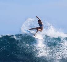 समुद्र की लहरों से मॉडल अनस्तासिया ऐश्ले खेलती हुई नज़र आईं, देखें तस्वीरें