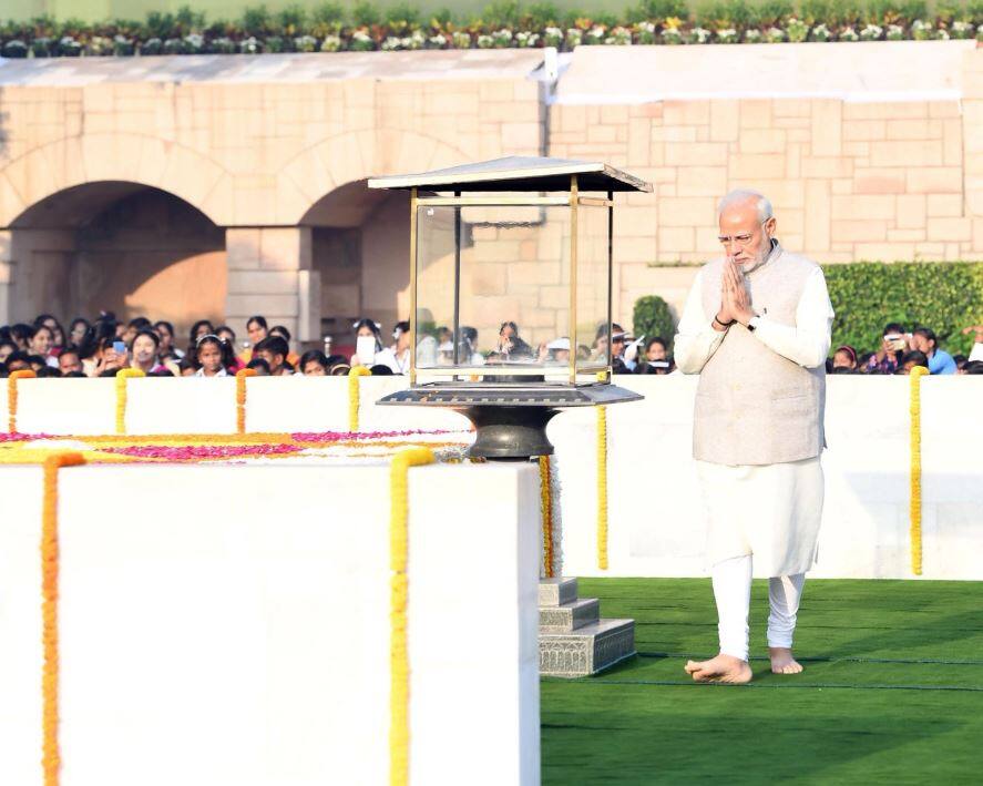 Mahatma Gandhi connected India in letter and spirit: PM Modi बापू के सिद्धांत में आज भी मानवता को एकजुट करने की शक्ति: पीएम मोदी