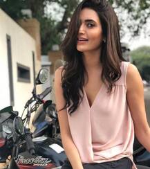 बाइक पर बैठकर मस्ती करती नज़र आईं करिश्मा तन्ना, सामने आईं तस्वीरें