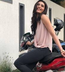 बाइक पर बैठकर मस्ती करती नज़र आईं करिश्मा तन्ना, सामने आईं तस्वीरें