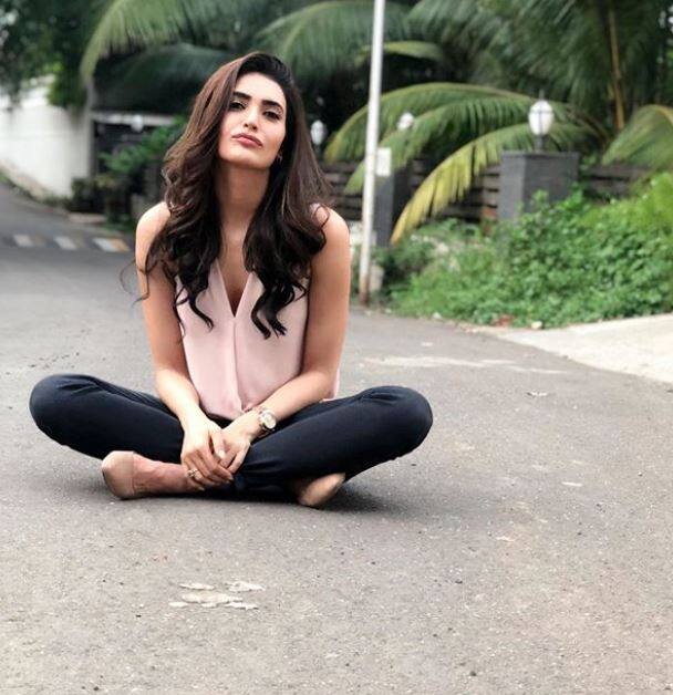 इस तस्वीर में करिश्मा सड़क पर बैठकर तस्वीरें खिंचवाती देखी गईं. तस्वीर: इंस्टाग्राम 