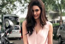 बाइक पर बैठकर मस्ती करती नज़र आईं करिश्मा तन्ना, सामने आईं तस्वीरें