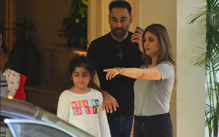 ऋषि कपूर की बेटी रिद्धिमा भी नज़र आईं.