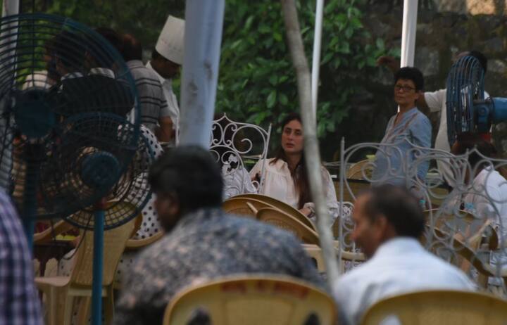 राज कपूर के घर के बाहर बैठने की व्यवस्था की गई है. आज वहीं करीना भी नज़र आईं.