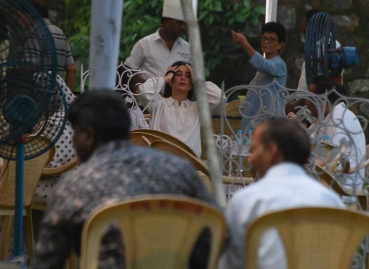 अंतिम संस्कार के दौरान करीना फूट-फूट कर रो पड़ीं.