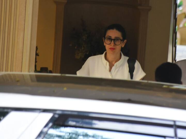 करिश्मा कपूर यहां बाहर नज़र आईं.