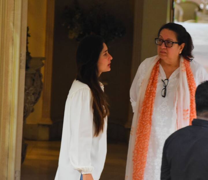 करीना कपूर यहां मां बबिता के साथ नज़र आईं.