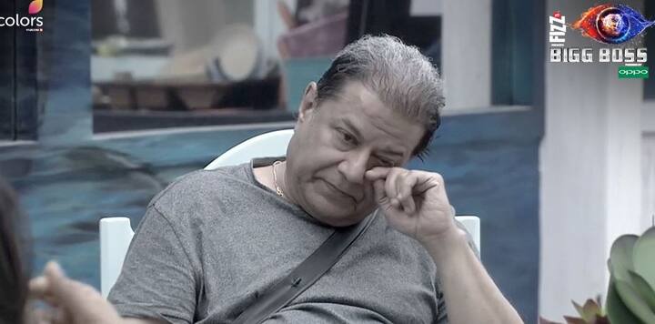 शो में अगले दिन की शुरुआत में घरवालों की बातें जसलीन और अनूप के रिश्ते के इर्द-गिर्द घूमती है. अनूप जलोटा ने अगले दिन की सुबह ही एलान कर दिया कि वह जसलीन से काफी ज्यादा दुखी हुए हैं और अब इस जोड़ी को खत्म कर रहे हैं. इतना ही नहीं अनूप जलोटा ने जसलीन और घरवालों से साफ कर दिया कि उनके इस फैसले को अब कोई भी नहीं बदल सकता, उनका फैसला फाइनल है और वह अपनी बात पर अड़े रहेंगे.