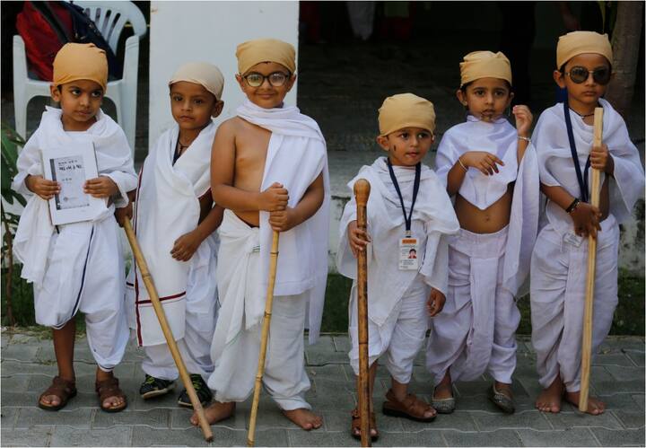 सबसे ज्यादा उत्साह के साथ देश के नन्हें बच्चों ने गांधी जयंती मनाई. पूरे हिंदूस्तान में हुए अलग अलग कार्यक्रम में बच्चें गांघी के रूप में नजर आए. फोटो-एपी