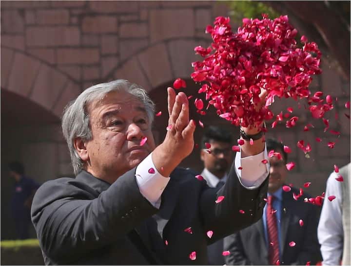 गांधी जयंती के अवसर पर राजघाट पहुंचने वालों में सबसे खास यूएन के जनरल सेक्रेटरी एंटोनियो गुटेरेस रहे. एंटोनियो ने गांधी की सामाधी पर फूल चढ़ाया और फिर अनोखे अंदाज में कुछ फूल को हवा में उछाल दिया. फोटो-एपी