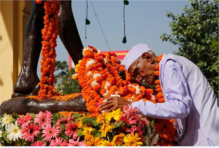 जगह-जगह चौक चौराहों पर लगी गांधी की मूर्ति पर लोगों ने दिनभर माला चढ़ाकर उन्हें श्रद्धांजलि देते रहे. इस मामले में सबसे ज्यादा लोग दिल्ली स्थित गांधी की समाधी (राजघाट) पर माला अर्पण किया. इनमें पीएम मोदी समेद सोनिया गांधी और राहुल गांधी भी शामिल थे. फोटो-एपी