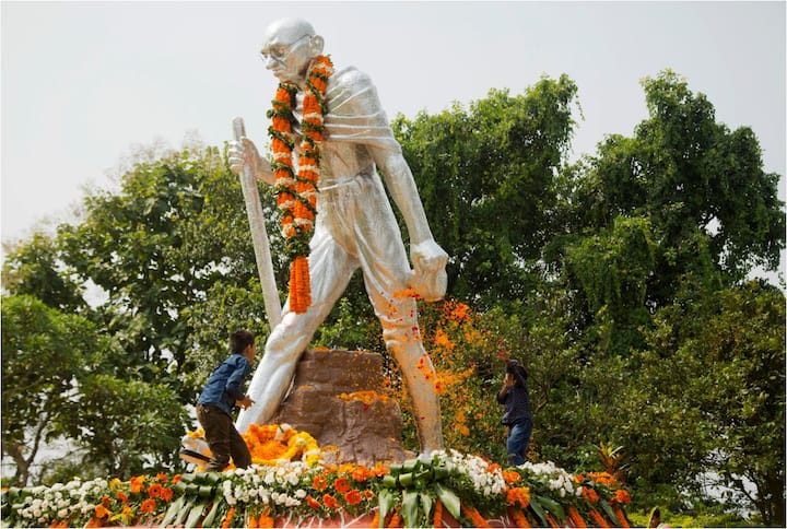 बता दें कि हर साल देश में राष्ट्रपिता महात्मा गांधी का जन्मदिन 2 अक्टूबर को बड़े धूम-धाम से मनाया जाता है. इस मौके पर स्कूल, कॉलेज और यूनिवर्सिटीज में महात्मा गांधी के संघर्षों पर आधारित कार्यक्रम का आयोजन करते हैं. फोटो-एपी