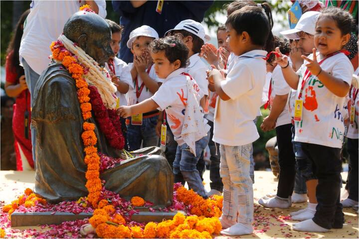 इन मासूमों ने गांधी की मूर्ति पर फूलों की माला भी चढ़ाई. इस तस्वीर आप देख सकते हैं किस तरह से बच्चे गांधी को 150वीं जयंती के मौके पर श्रद्धांजलि दे रहे हैं. फोटो-एपी