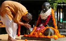 गांधी जयंती के कई रंग, किसी ने निकाली दांडी यात्रा तो किसी ने हाथ में लिया चरखा