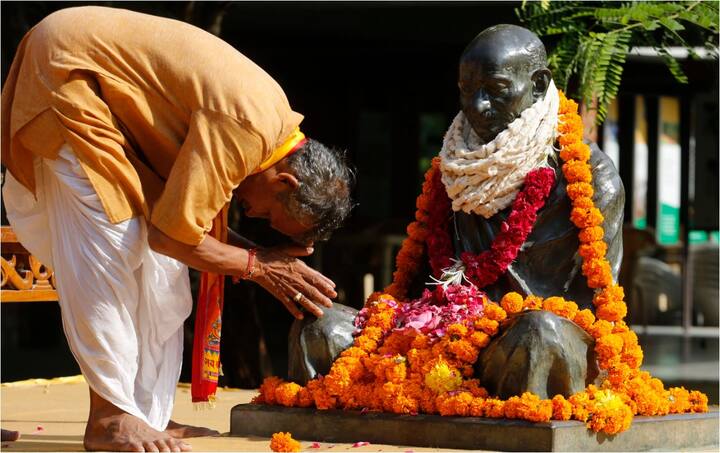 राष्ट्रपिता महात्मा गांधी की 150वीं जयंती के मौके पर 2 अक्टूबर को देशभर में उत्साह का माहौल रहा. नेता, अभिनेता, सामाजसेवी और आम जन ने देश की आजादी में अहम भूमिका निभाने वाले गांधी जी को अपने अपने अंदाज में याद किया. फोटो-एपी